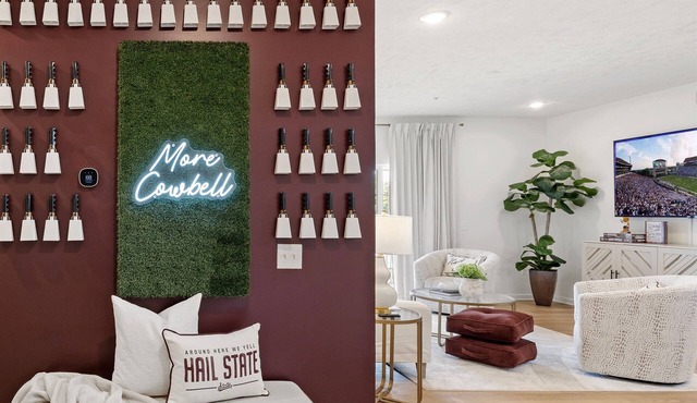 Walk to Davis Wade Stadium, Pet Friendly, King Bed