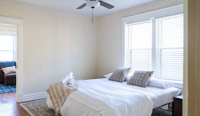 Walk to Delmar Loop | Airy 2nd floor w King bed