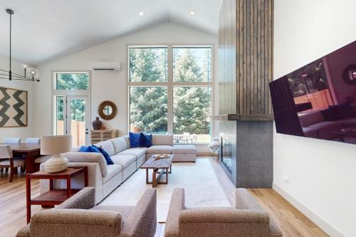 Walk to Detroit Lake! Family Home with Outdoor Oasis