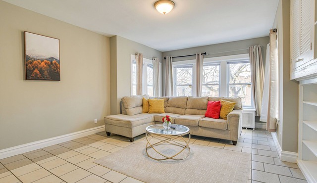 Walk to Devon Avenue & Warren Park: Chicago Apt!