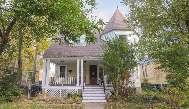 Walk to Dining, Bars & Transit!