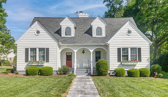 Walk to Dining & Shops: Historic Belmont Home