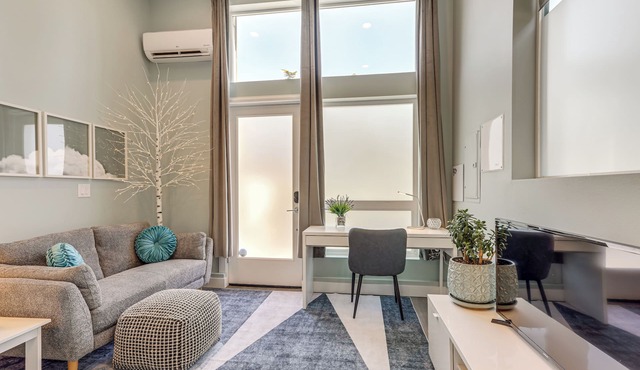 Walk to Discovery Park: Bright Studio in Magnolia