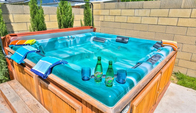 Walk to Disneyland & Conv Ctr!*Hot Tub!*Game Room*Spring Sale!