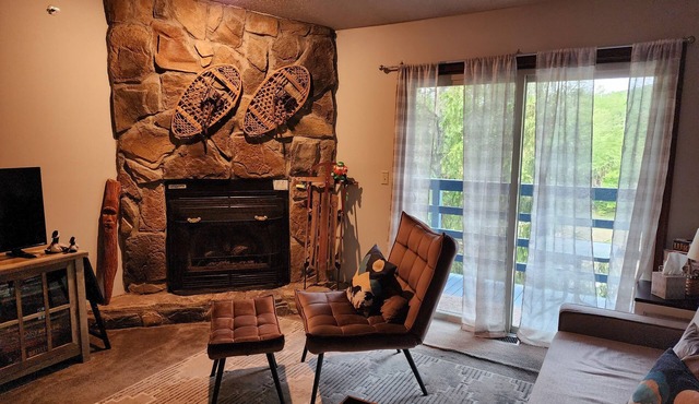 Walk to Dolly Sods, Balcony Mountain Views + Gas Grill & Jacuzzi Tub! 3rd Fl.