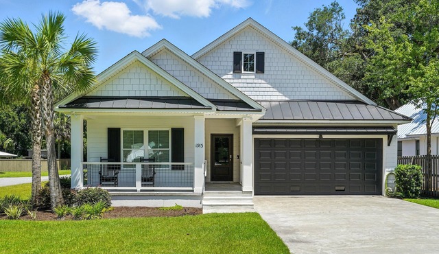 Walk to Donuts, Tacos & Live Music Dog-Friendly Fenced Yard