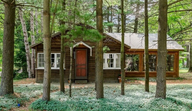 Walk to Douglas Beach! Redwoods Cabin, a Lakewood Lux property