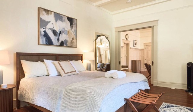 Walk to downtown - 1/1 Studio