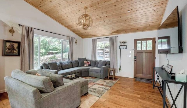 Walk to Downtown, 2 King Beds, Dog-Friendly