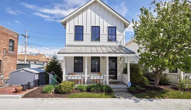 Walk to Downtown 3BR/3BA Townhome Garage + Porch