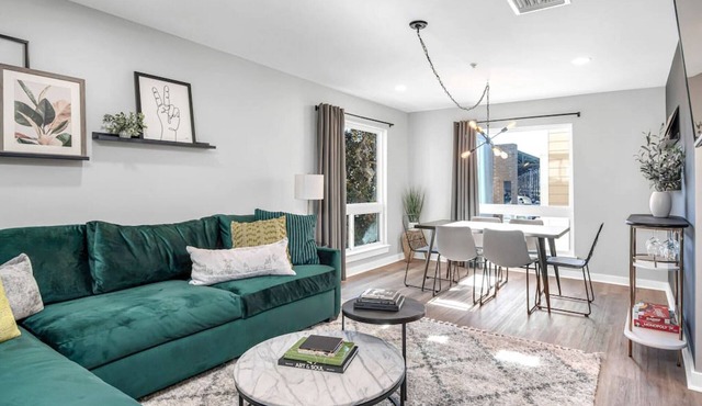 Walk to Downtown Broadway - Pool, Free Parking, Gym + 4 Beds