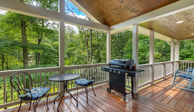 Walk to Downtown Cashiers!CharmingSecluded Cottage w/Resort Access –Pet Friendly