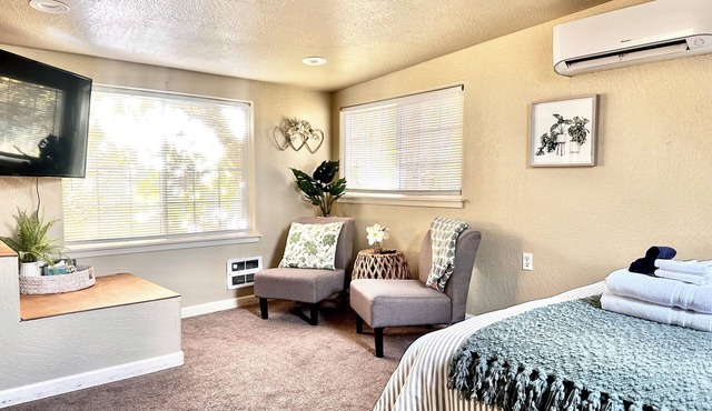 Walk to downtown - Charming Upstairs Loft Studio