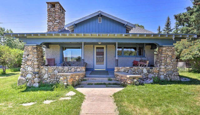 Walk to Downtown: Custer Retreat w/Fire Pit!