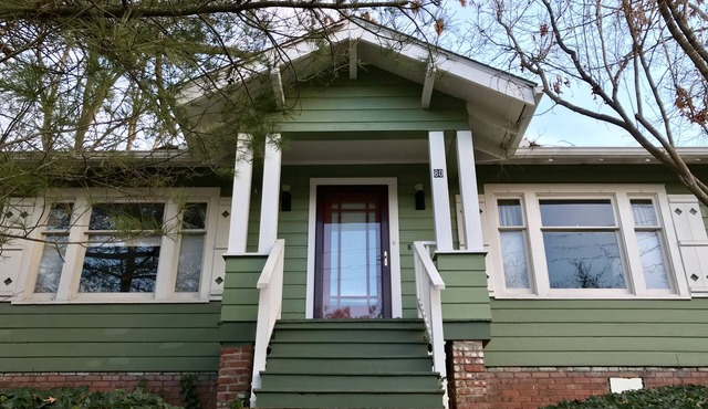 Walk to Downtown from Charming Cottage, in Historic Montford 30 Day Minimum Stay