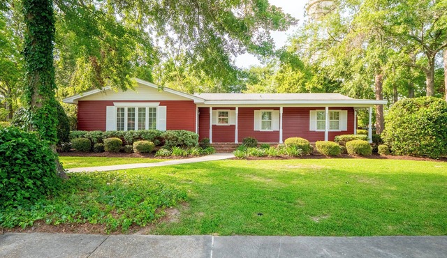 Walk to Downtown Hahira: Shops, Restaurants & Bars from Cozy 3-Bedroom Home