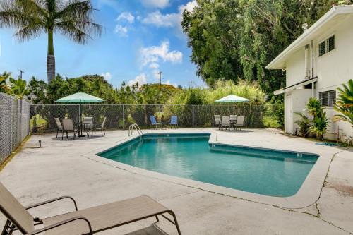 Walk to Downtown Hilo Condo with Pool Access!