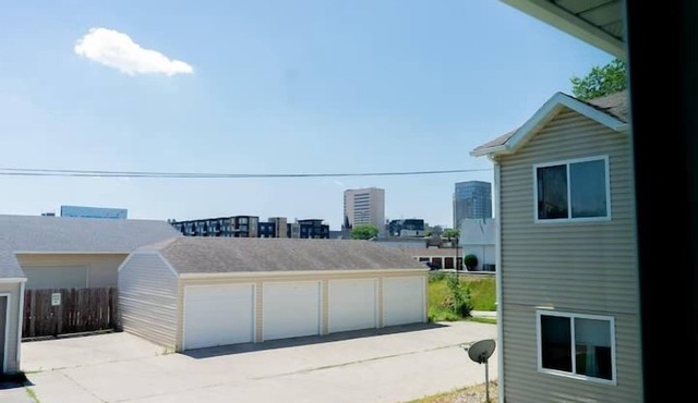Walk to Downtown I Queen I Self-Checkin I Garage