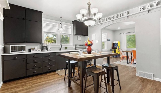 Walk to Downtown, King Bed, Fireplace, Game Room