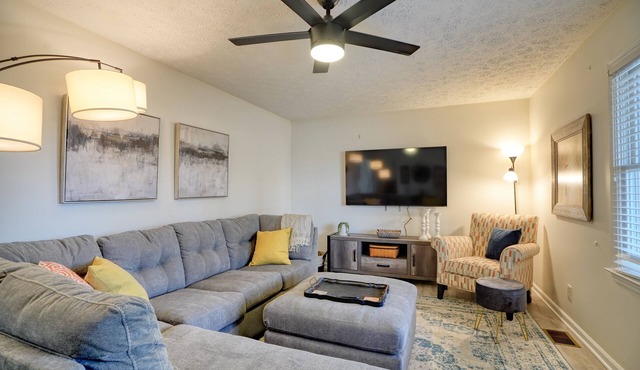 Walk to downtown Kennesaw-Updated 3-bedroom house,well equipped kitchen, sleeps8