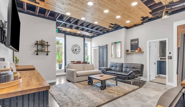 Walk to Downtown, King Bed, great for long stays
