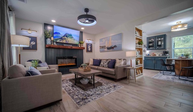 Walk to Downtown & Lake Acworth~Cozy Home w/Patio