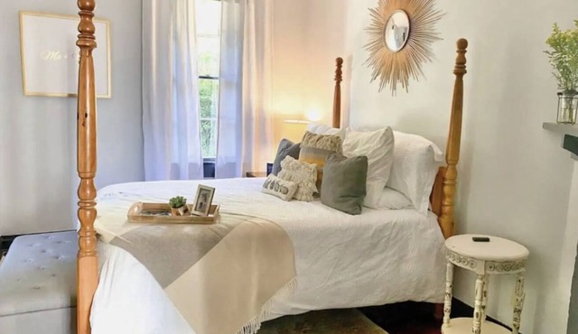 Walk to Downtown Monroe- The Blue Daisy Cottage