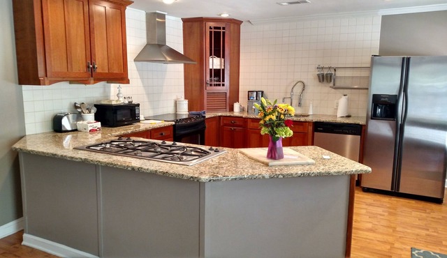 Walk To Downtown Newnan Restaurants and Activities