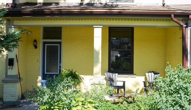 Walk to Downtown or conservation area, 2 Bedroom home . Sleeps 4. Pets welcomed