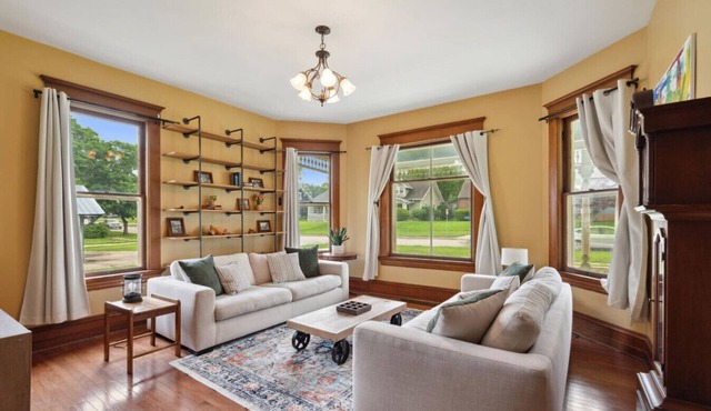 Walk to Downtown Pella Spacious Historic Home Perfect for groups