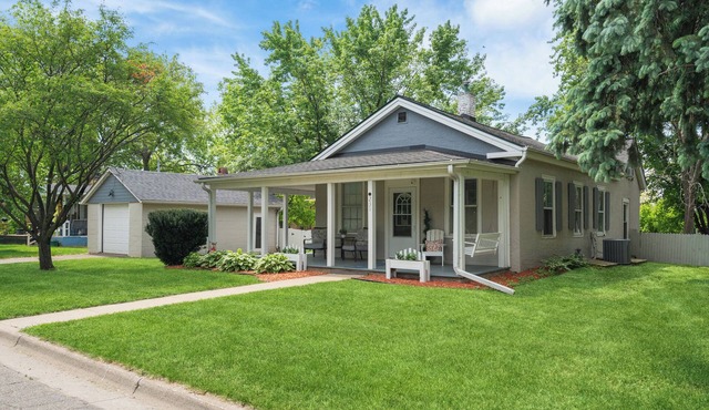 Walk to Downtown Prescott Shops, Dining and Riverfront at Cardinal Cottage