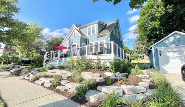 Walk to Downtown Restaurants, Cozy Stay, Grand Porch, Bike on the river trails!