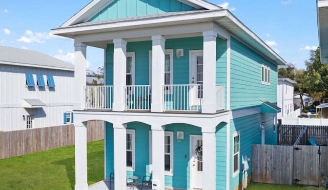 Walk to downtown + seafood market. *Bay views*