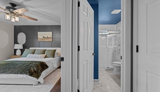 Walk to downtown St. Charles: Hot Tub, 4K TV Surround Sound, Espresso, Fire pit!