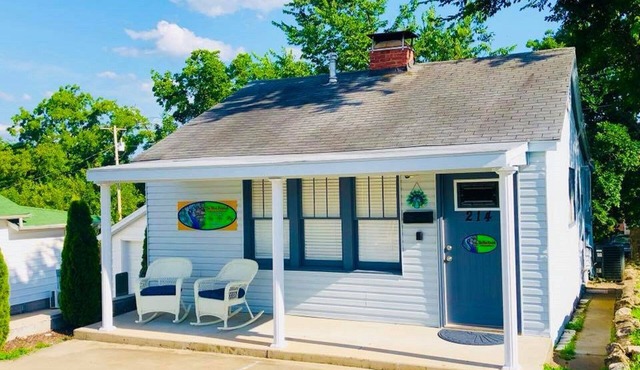 Walk to Downtown/The Landing! Beautiful cottage, cozy private hot tub!