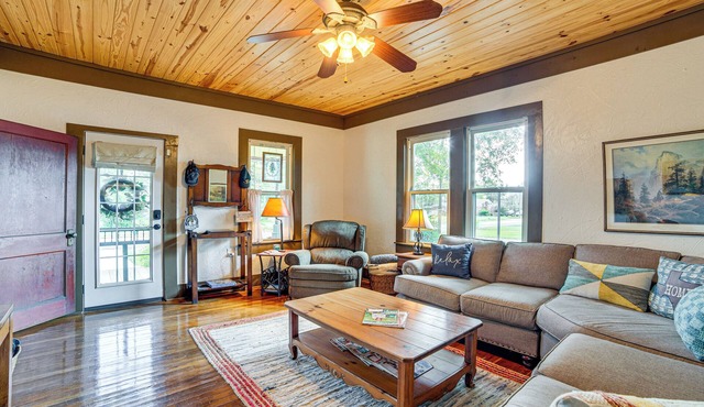 Walk to Downtown: The Porch Swing Cottage