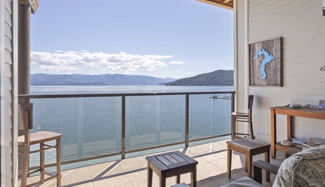 Walk to Downtown, Top Floor- Seasons at Sandpoint