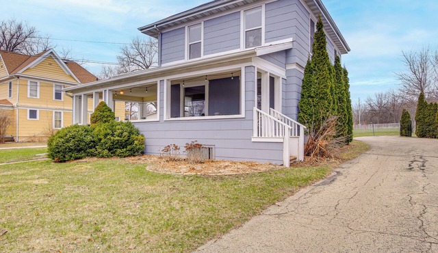 Walk to Dtwn Green Lake: Peaceful Getaway w/Porch