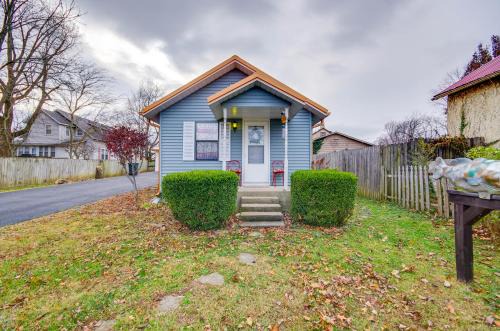 Walk to Dtwn New Orleans-Themed Lebanon Cottage