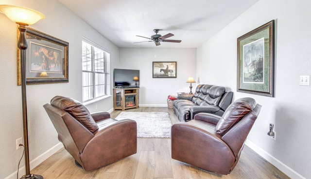 Walk to Dtwn Show Low: Townhome w/Balcony