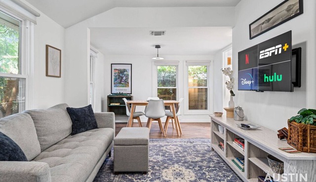 Walk to East Austin’s Best│Free Parking│Gated Dog-Friendly Yard│Bungalow for 4
