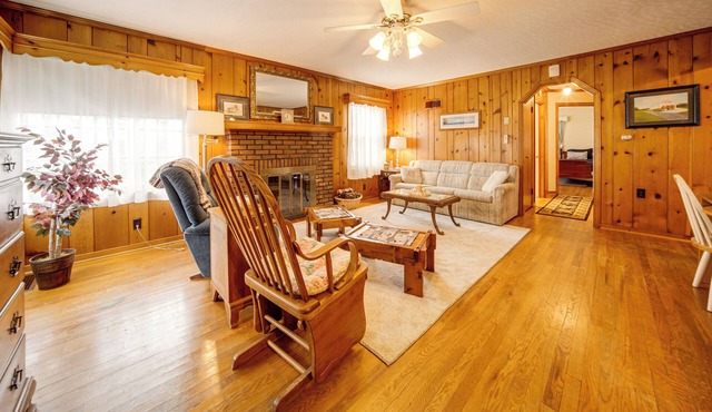 Walk to Edinboro Lake: Cozy Cottage w/Porch!