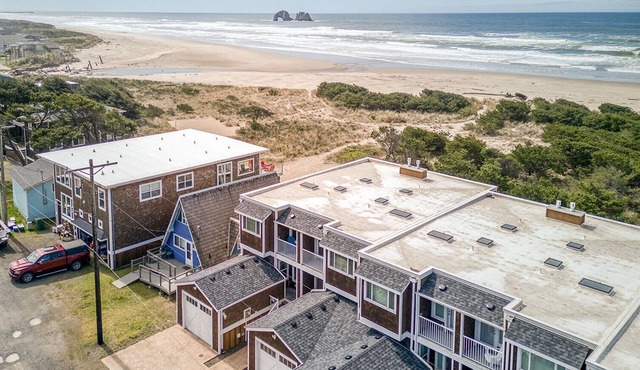 Walk to Everything! Ocean Views, Twin Rocks, & Steam Train Access