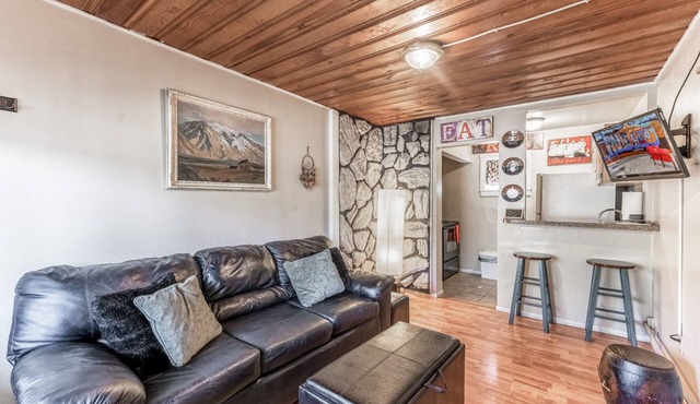 Walk to EVERYTHING! - MidTown, Opt HOT TUB on RVR w/DEER