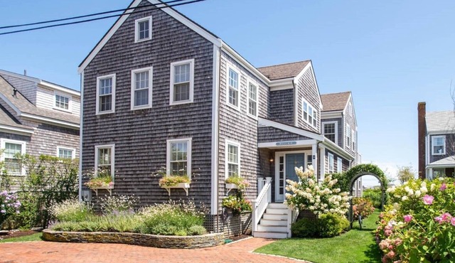 Walk to ferry, town and beaches!