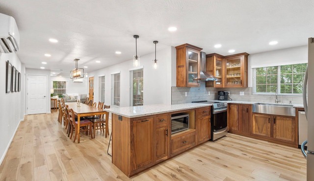 Walk to Finley Farms and Ozark Square - 6 Bedrooms