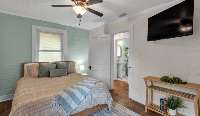 Walk to FL Southern Campus & Lakes |Students Welcome |Bright 1BR Upstairs Apt | BBQ & Pet Friendly