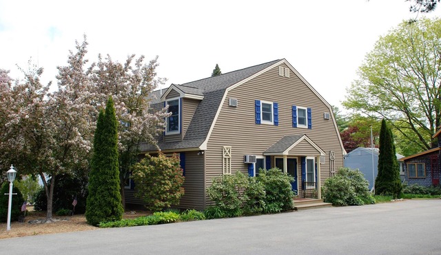 Walk to Footbridge Beach on a quiet residential street in less than 10 minutes !