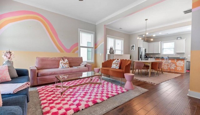 Walk to Forsyth, River Street, and Downtown! Pet Friendly, large fenced in yard!