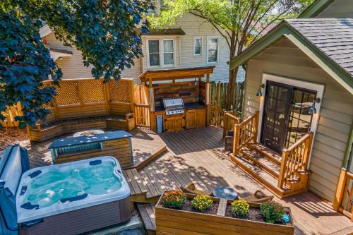 Walk to Fox River Grove Train Station and Hot Tub!